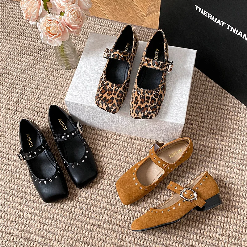 Retro Perçin Düşük Topuk Mary  - Women Shoes Brand incelemesi ve fiyatı